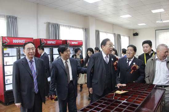 世界中医药学会联合会美容专业委员会换届大会暨2013西安国际中医美容学术论坛开幕式在西安海棠学院隆重举行