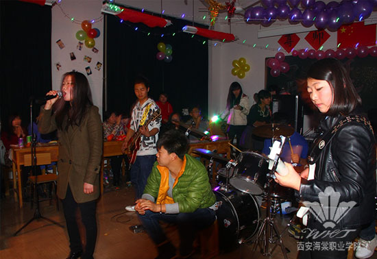 beat365中文官方网站党政领导深入教学班进行节日慰问