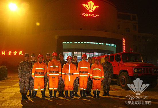 beat365中文官方网站党政领导深入教学班进行节日慰问