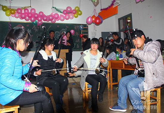 beat365中文官方网站党政领导深入教学班进行节日慰问