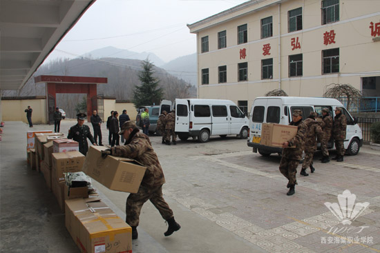 西安海棠集团董事长王卓一行前往山阳县黄龙小学进行慰问