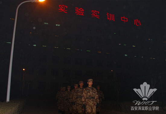 beat365中文官方网站党政领导深入教学班进行节日慰问