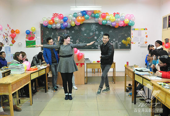 beat365中文官方网站党政领导深入教学班进行节日慰问