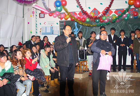 beat365中文官方网站党政领导深入教学班进行节日慰问