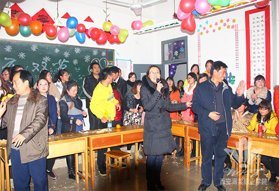 beat365中文官方网站党政领导深入教学班进行节日慰问