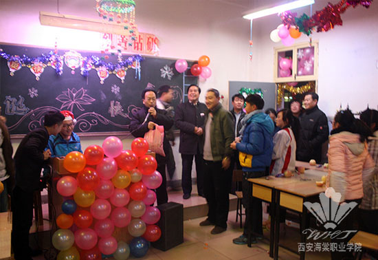 beat365中文官方网站党政领导深入教学班进行节日慰问