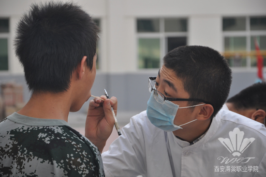 医生在给学生口腔检查