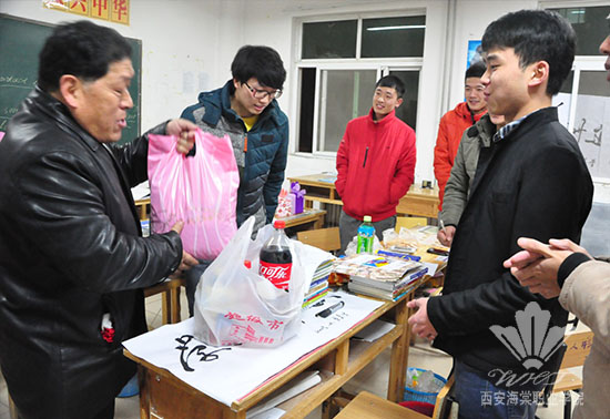 beat365中文官方网站党政领导深入教学班进行节日慰问